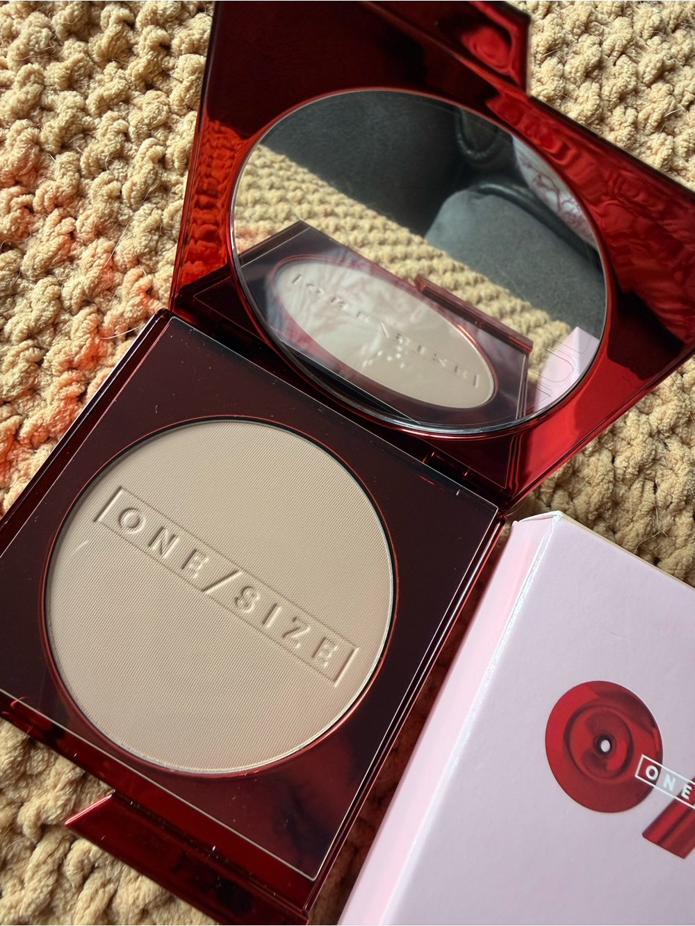 ONE/SIZE Translucent Setting Powder — Light Beige Compact - Picture 2 of 5